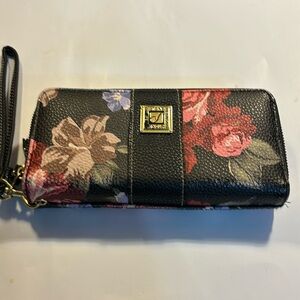 Stone Mountain floral clutch/wallet zippered pocket on back 2 on top 1 inside